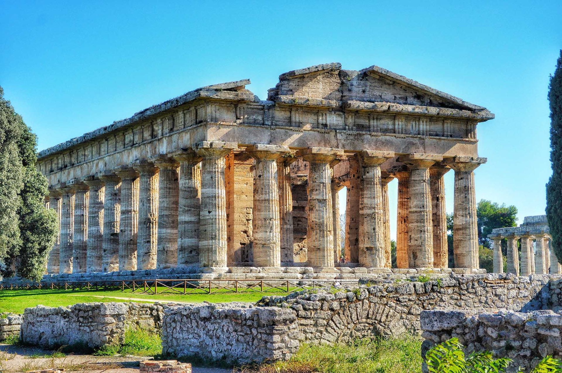 temple neptune paestum italia